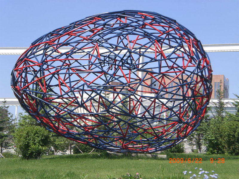 不锈钢镂空球雕塑赏析