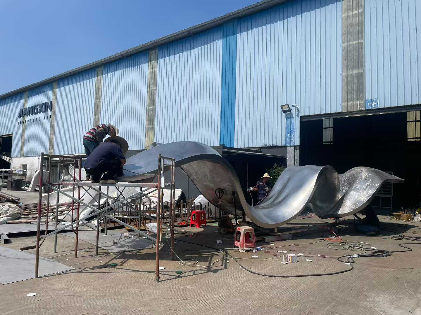 园林景观雕塑一般用什么材料？常见材质与适用场景分析(图1)