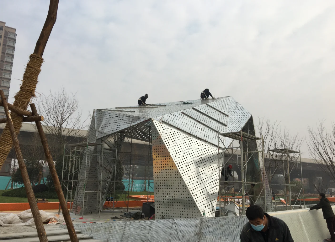 几何异形镂空钢板廊架雕塑 户外橙色冲孔钢结构景观门户装置定制(图2) 几何异形镂空钢板廊架雕塑 户外橙色冲孔钢结构景观门户装置定制(图2)