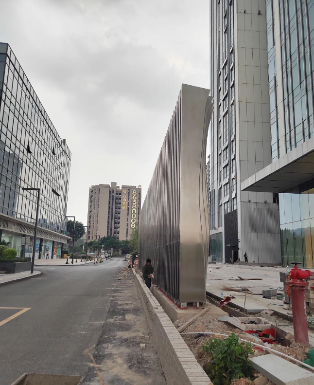 波浪曲面竖向格栅景观景墙 户外渐变弧形金属型材艺术围墙雕塑定制(图3)