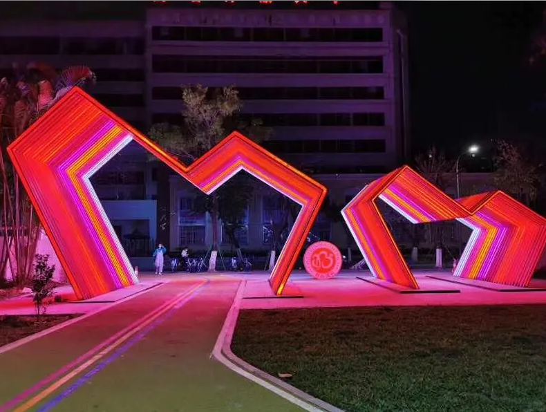 异形几何发光拱门雕塑 户外渐变灯带钢结构通道门头景观装置定制(图1)