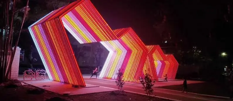 异形几何发光拱门雕塑 户外渐变灯带钢结构通道门头景观装置定制(图5)