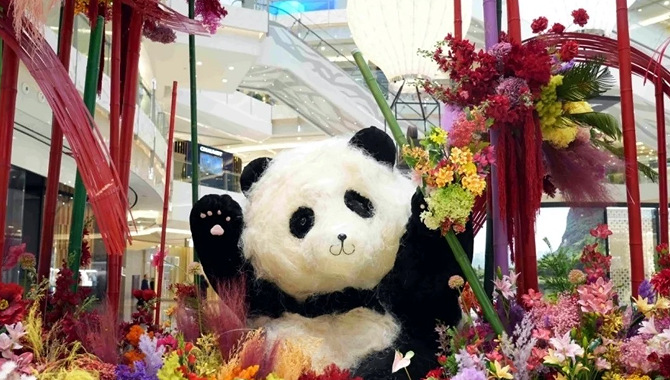 商场中庭毛绒熊猫卡通雕塑花艺景观商业装置(图3) 商场中庭毛绒熊猫卡通雕塑花艺景观商业装置(图3)