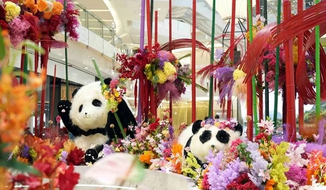 商场中庭毛绒熊猫卡通雕塑花艺景观商业装置(图4) 商场中庭毛绒熊猫卡通雕塑花艺景观商业装置(图4)