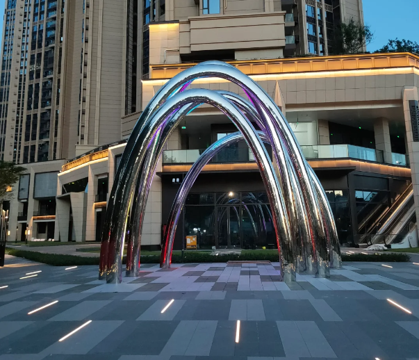 联投东方世家-镜面不锈钢拱门水景雕塑(图1)
