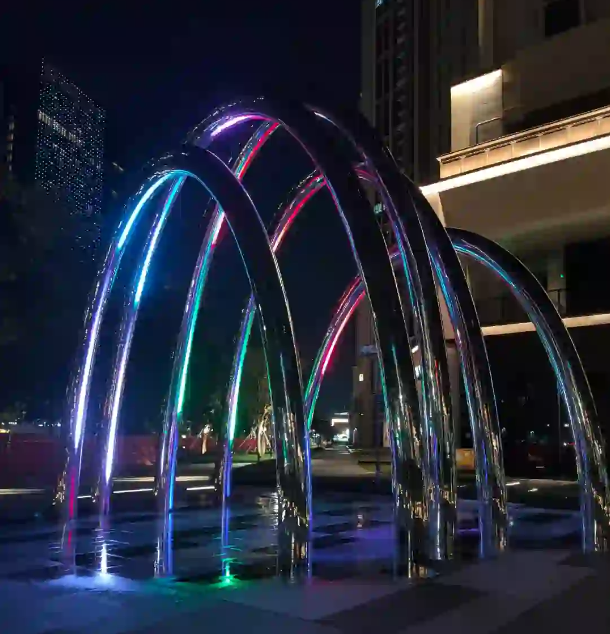 联投东方世家-镜面不锈钢拱门水景雕塑(图2)