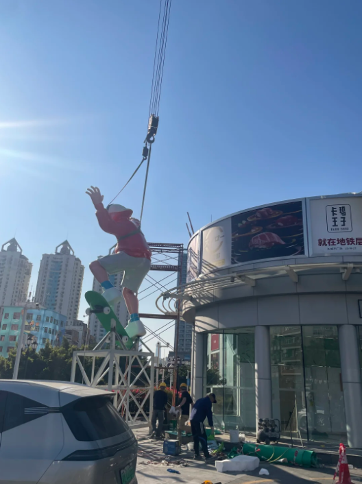 高空滑板少年玻璃钢卡通雕塑(图3)