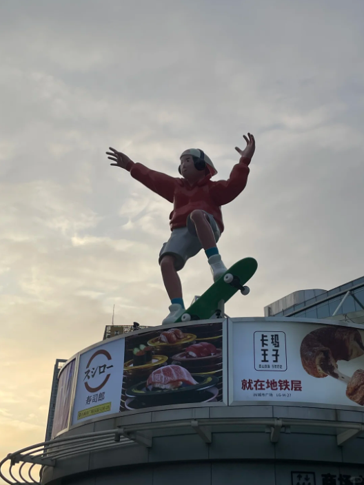 高空滑板少年玻璃钢卡通雕塑(图2)
