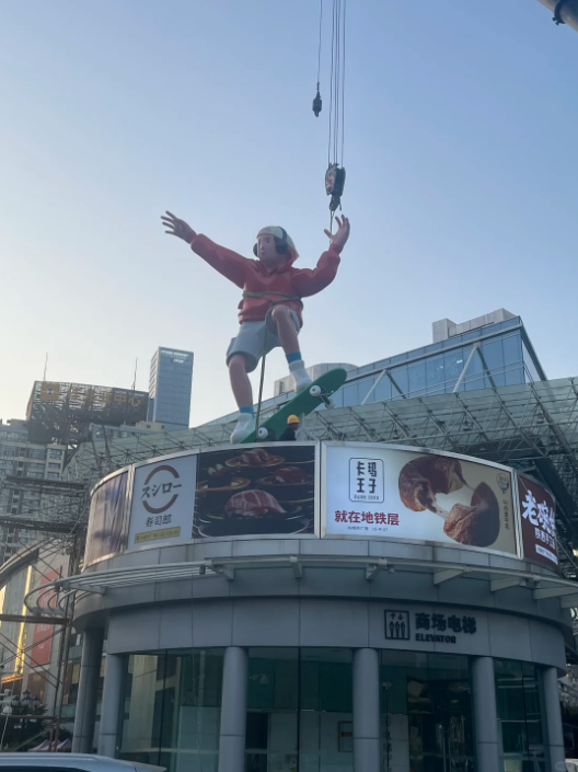 高空滑板少年玻璃钢卡通雕塑(图4)