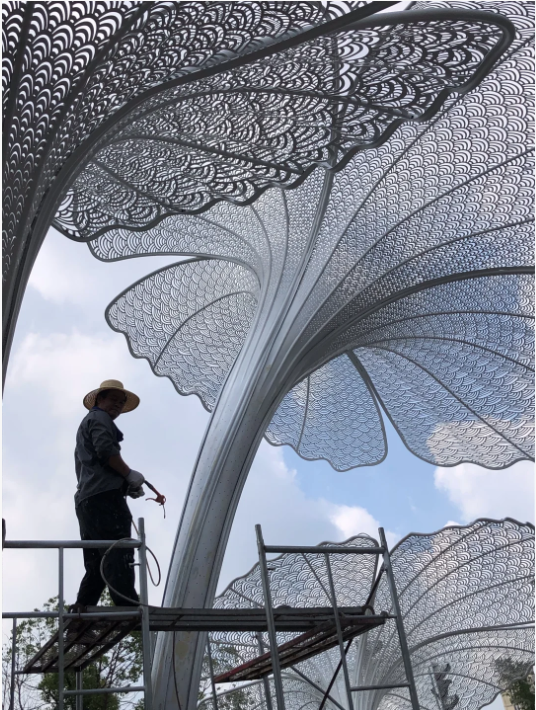 不锈钢镂空花瓣廊架雕塑(图1)