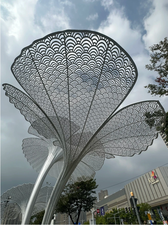 不锈钢镂空花瓣廊架雕塑(图2)